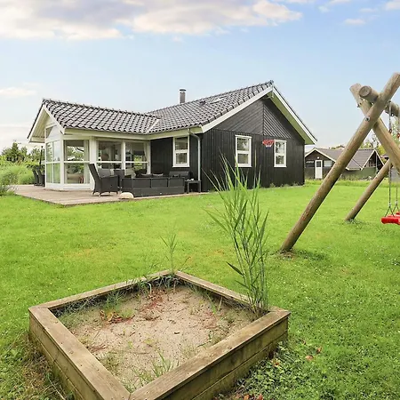 4 Star In Vaeggerlose Ferienhaus *